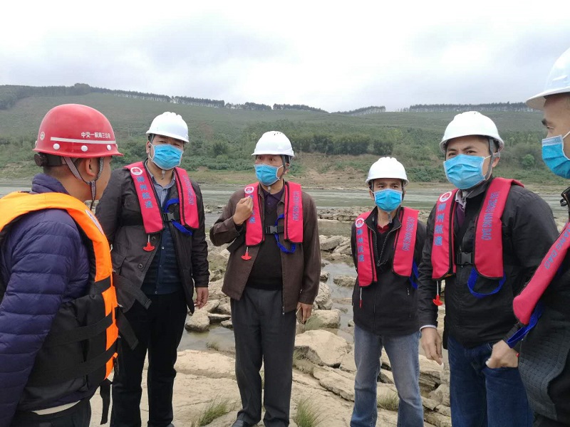 王永兴常务一行深入险滩--黄牛背滩了解情况.jpg