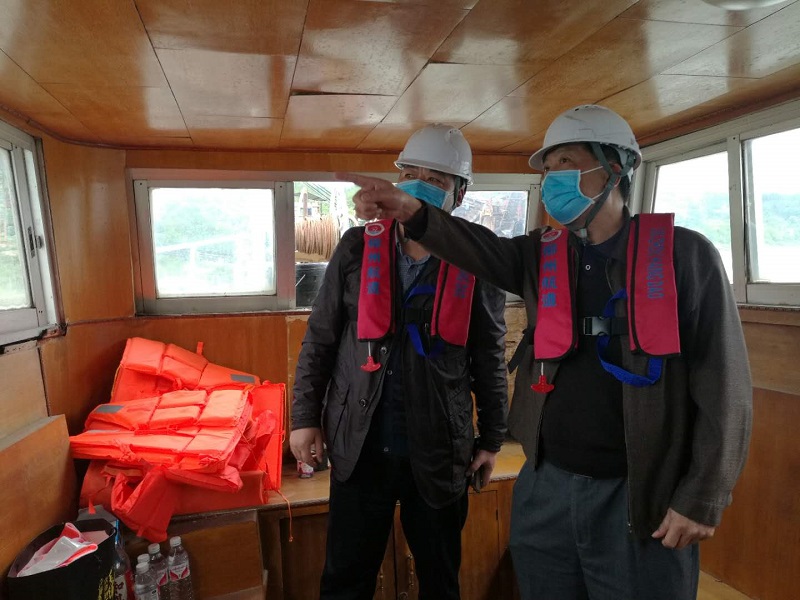 王永兴常务乘船沿途察看各滩点施工情况.jpg
