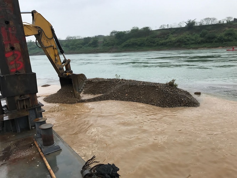 秤钩滩开挖卵石.jpg