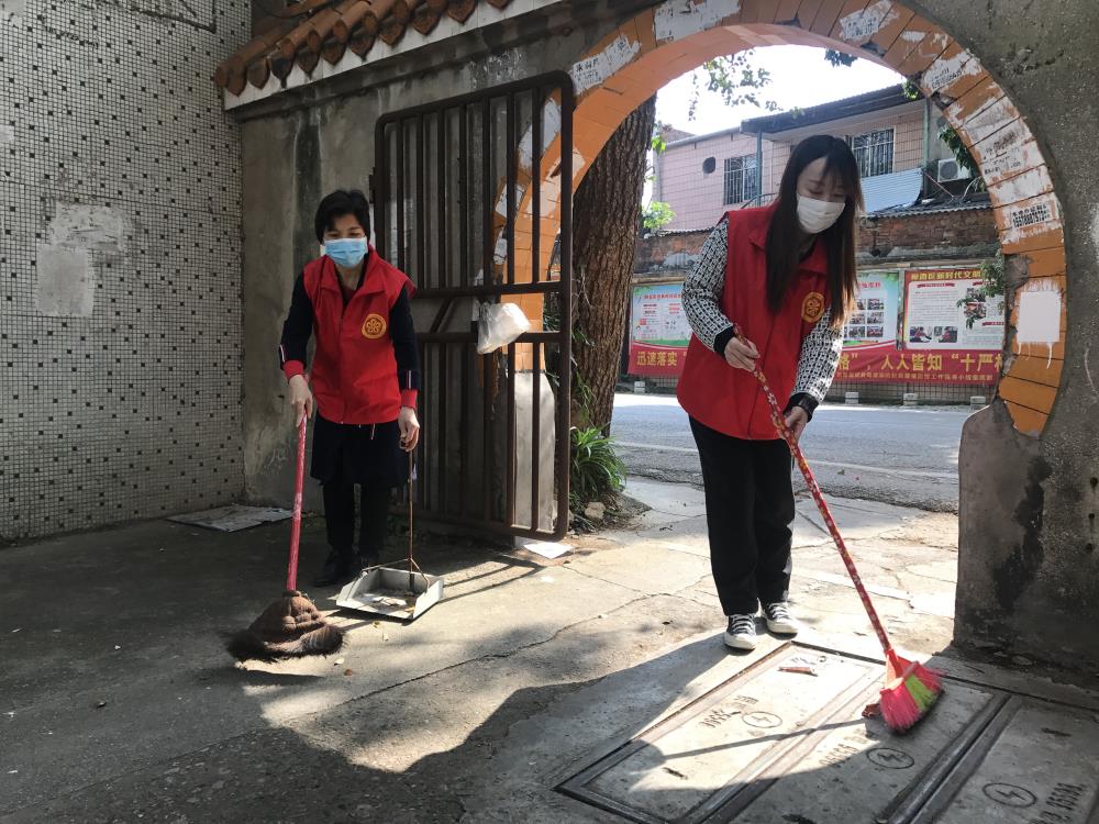志愿者为居民小区庭院打扫卫生.JPG