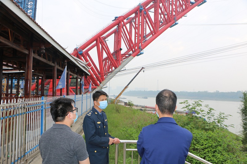 4月16日，执法人员开展平南三桥现场检查。.JPG