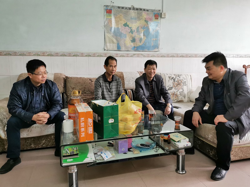 慰问扶贫家属2.jpg