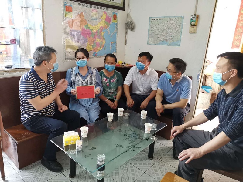 南宁航道走访慰问第一书记吴建平同志家属.jpg