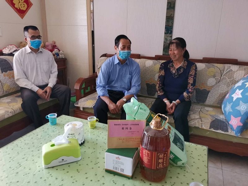 梧州航道走访慰问工作队长助理施劲松同志家属.jpg