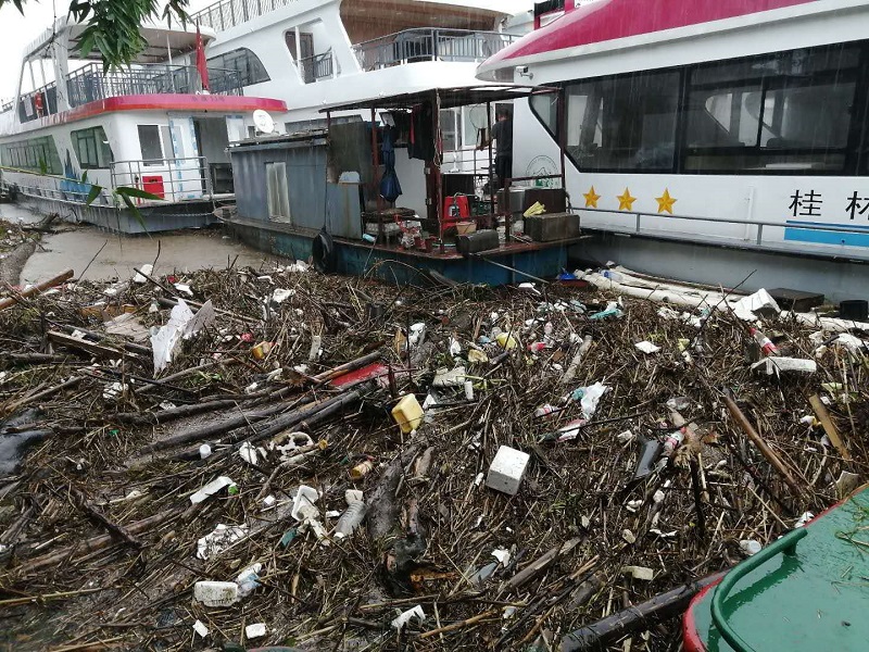 2020年第一场洪水引发大面积水体垃圾.jpg