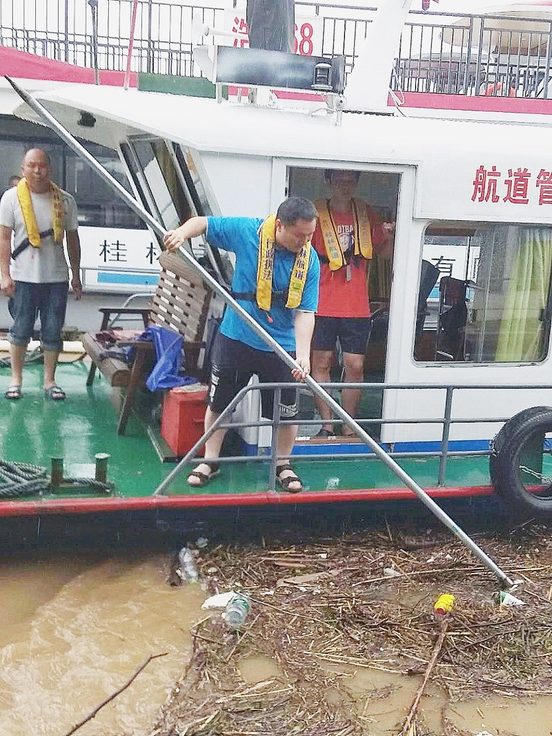 领导干部现场清理船边水体垃圾.jpg