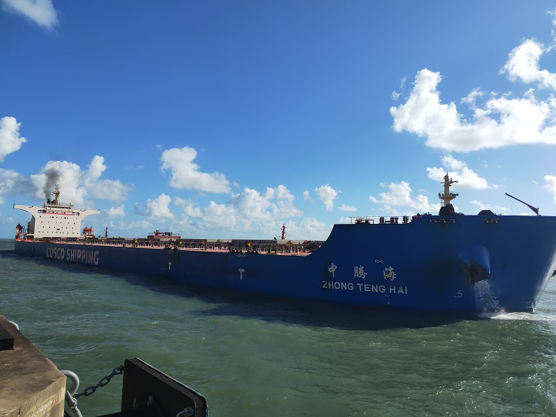 图为：防城港钢铁基地项目专用码头102号泊位首艘靠泊的超大型船“中腾?！甭?jpg