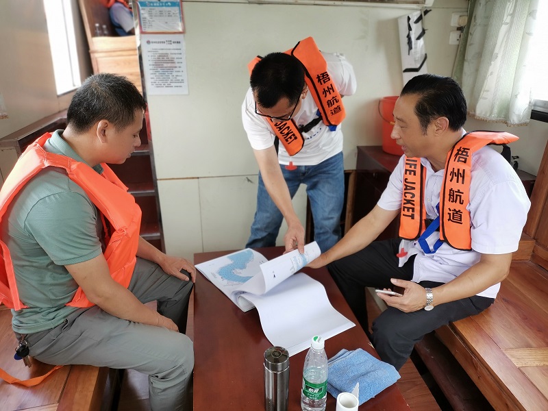 黎经文书记在乘船实地查航道情况.jpg