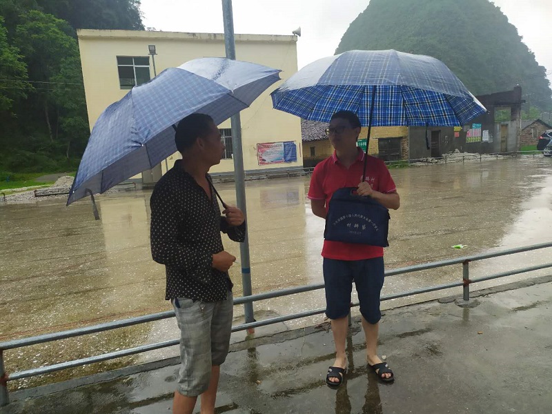 龙腾村第一书记谢优鸿在暴雨受灾现场了解灾情.jpg