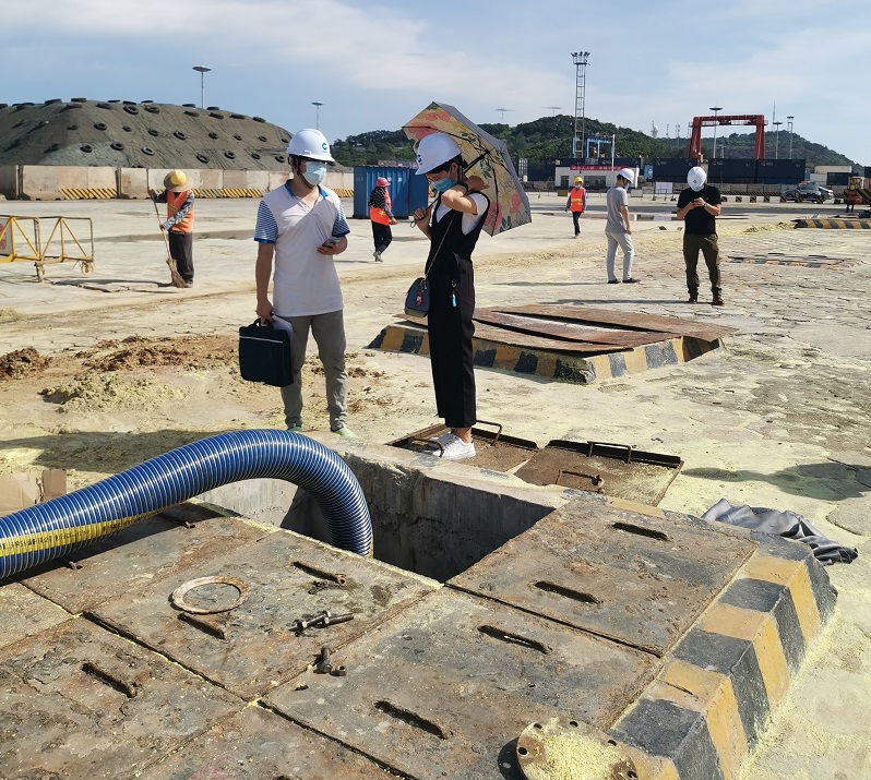 专家组在码头现场进行检查知道.jpg 专家组在码头现场进行检查知道.jpg