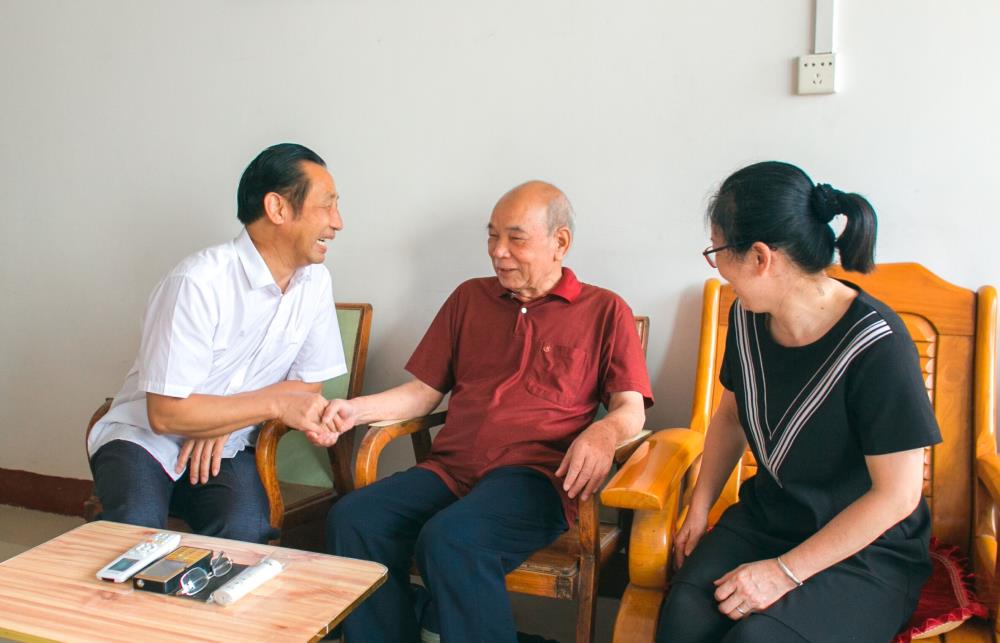 慰问老党员何泽林(中).jpg 慰问老党员何泽林(中).jpg
