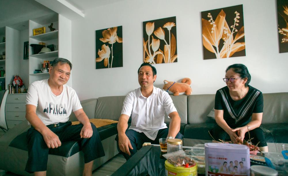 慰问老领导迟华奇(左一).jpg 慰问老领导迟华奇(左一).jpg