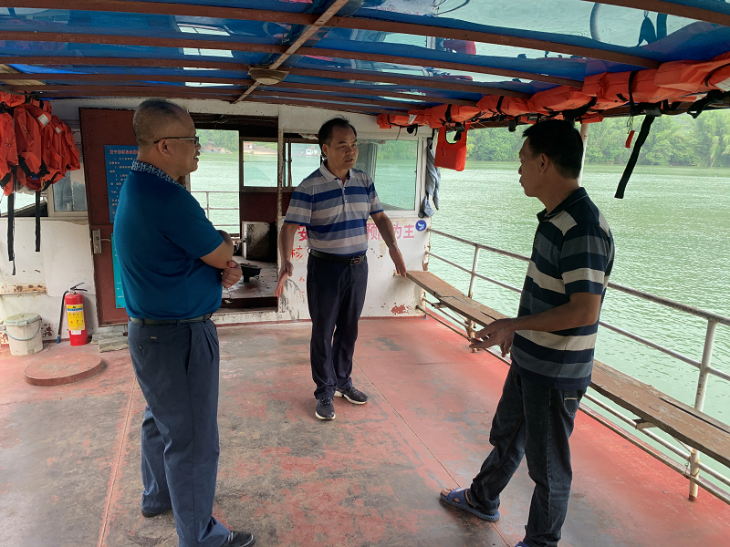 崇左市港航发展中心主任何月甫教育渡工要把群众安全放在第一位，并为渡工送上节日的祝福.png
