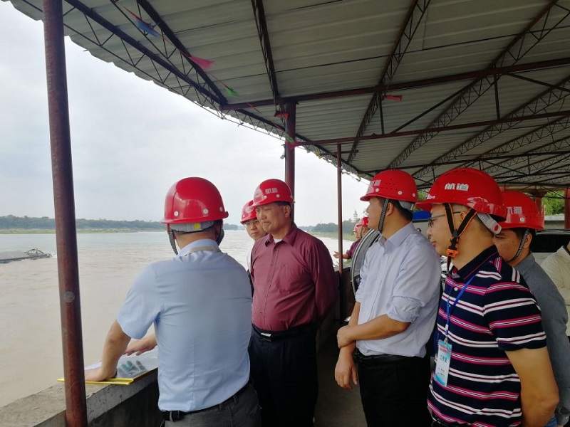 检查组一行视察羊栏滩施工航段水域和周边环境.jpg
