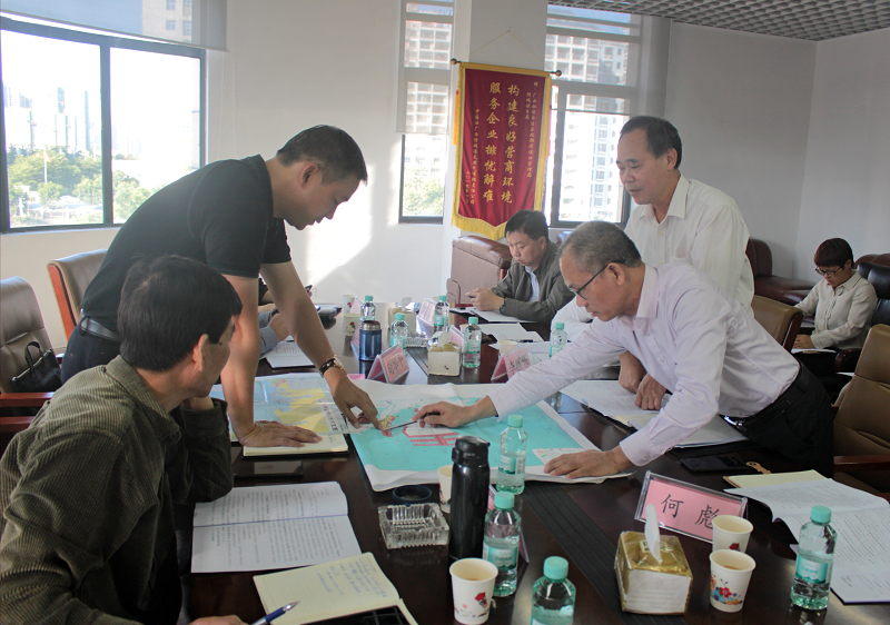 胡华平（左二）与分局领导班子就提出的问题研究和讨论.png