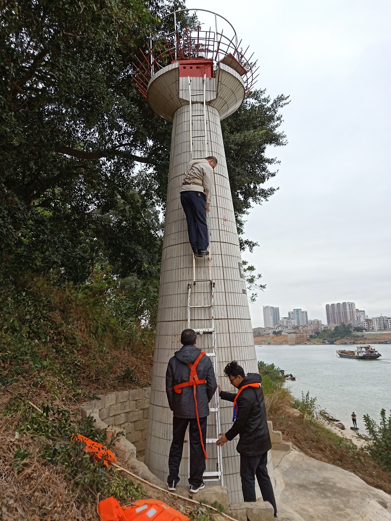 航标员爬上示位标开展航标维护保养工作.jpg