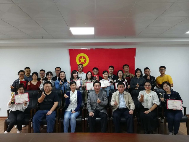 3.2020年“绽青春 耀港航”青年微视频比赛获奖者合影.jpg