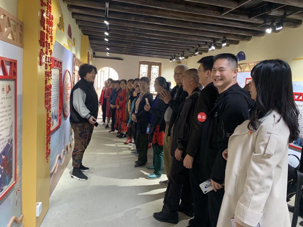 在教育基地展馆中，党员们细细聆听古今家风家训故事.jpg