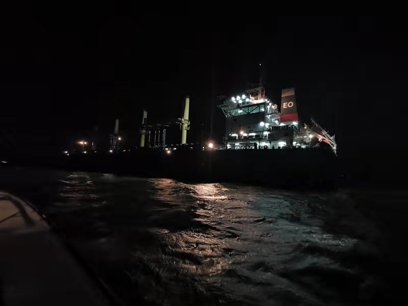 图为：引航员正在靠近“埃尔莎” 轮执行救援任务.jpg