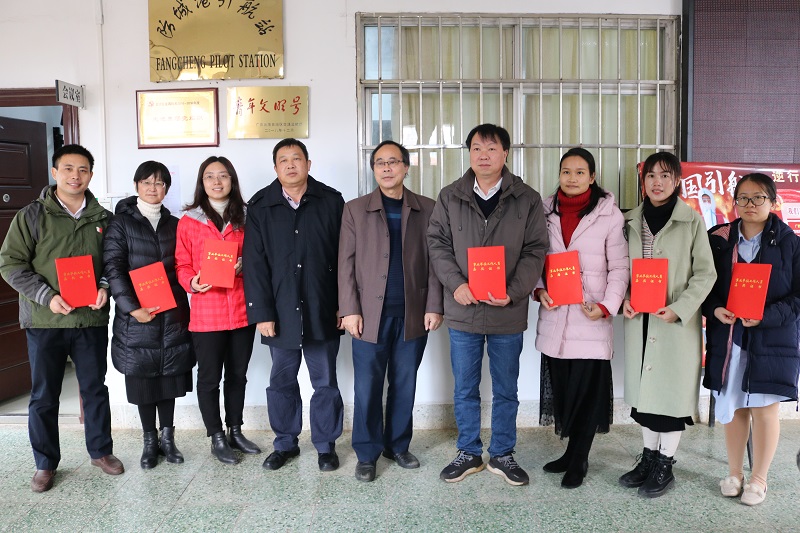 图为：李盛乐书记(右五)、朱云生站长（右四）与获奖人员合影.JPG