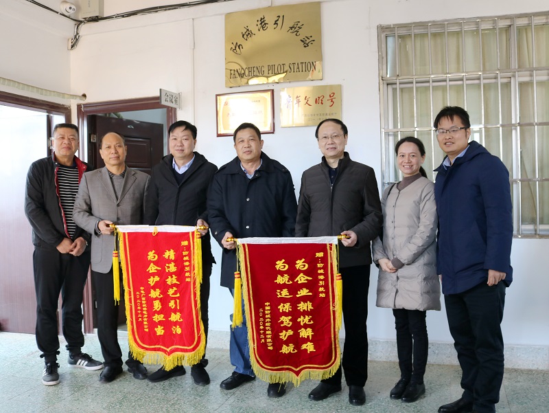 图为:朱云生站长(左四)和刘志辉副站长(左三)接受企业赠送的锦旗.jpg 图为:朱云生站长(左四)和刘志辉副站长(左三)接受企业赠送的锦旗.jpg