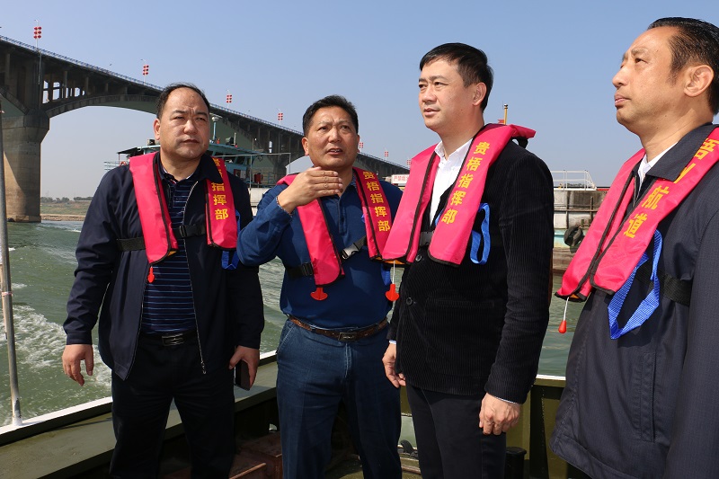 胡华平正在工作船上视察施工航道环境1.JPG