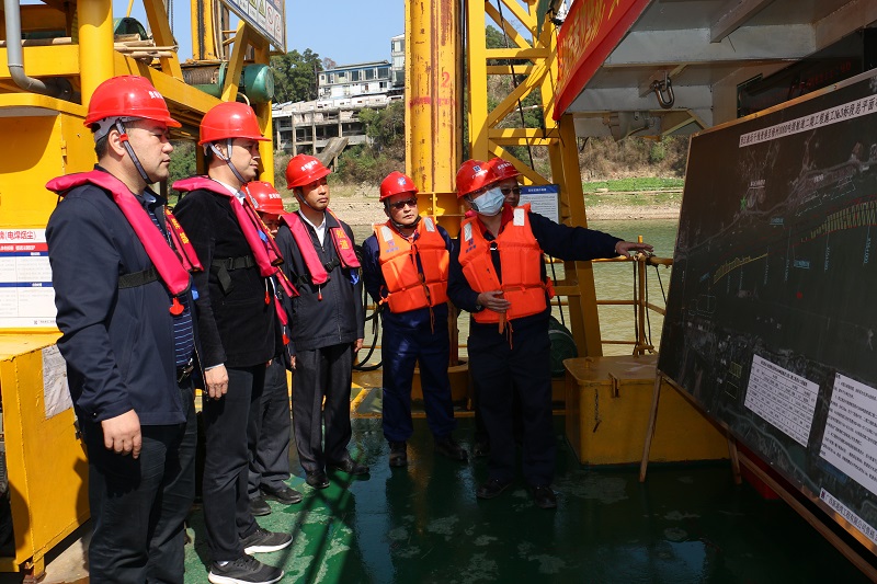调研检查工作组正在施工船上听取施工情况介绍 - 副本.JPG