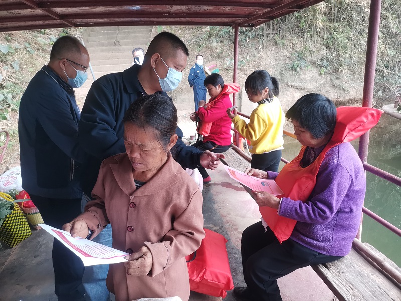 指导组发放安全生产、疫情防控和扫黑除恶宣传资料，号召群众监督水运安全并做好自我防护工作。.jpg