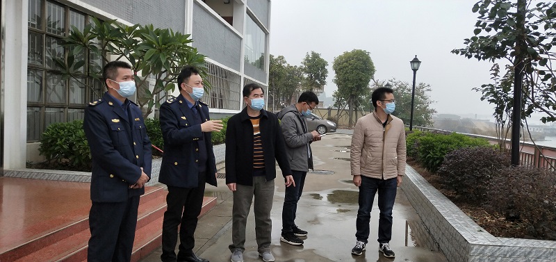 检查组在长洲船闸上锚地查看疫情防控落实情况和船舶报到过闸情况.jpg