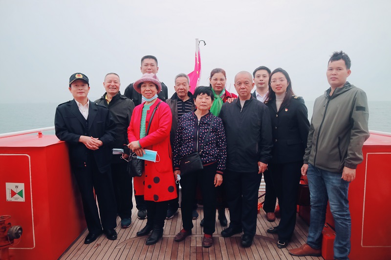 图为：退休干部乘坐“北部湾引32”引航船合影.jpg