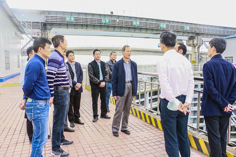 王富民副厅长在现场查看船舶过闸.jpg