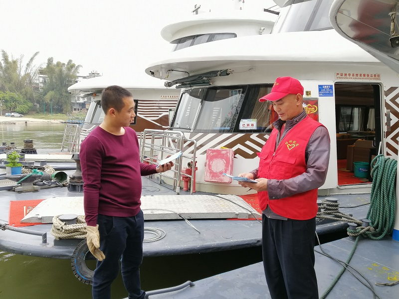 志愿者登上游船宣传.jpg