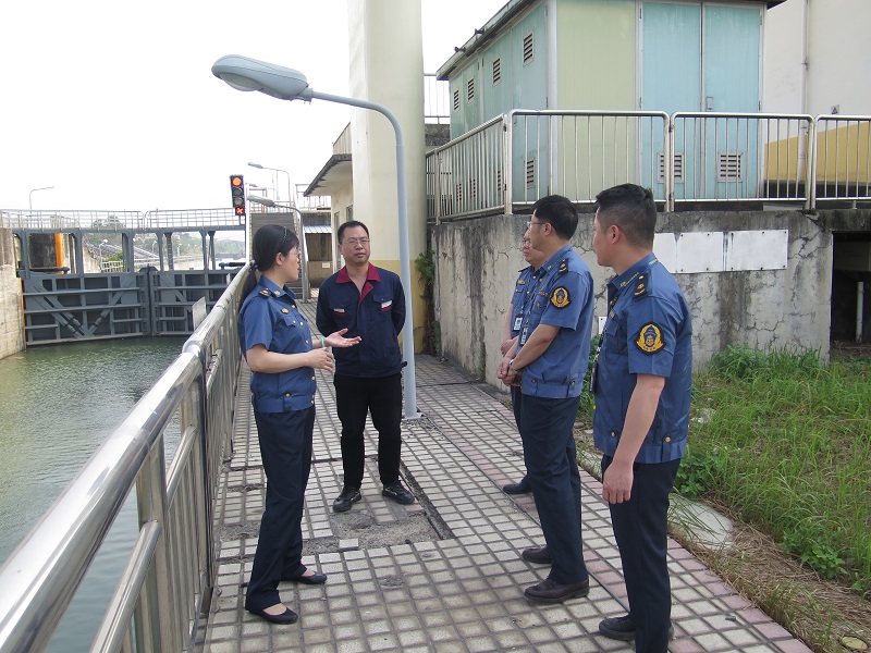 执法人员向船闸管理人员了解船闸维修情况.jpg