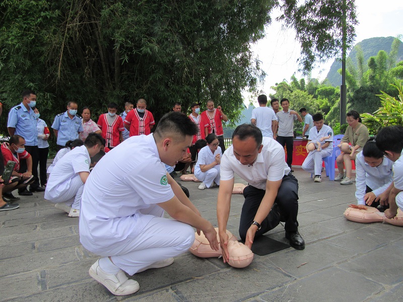 3.阳朔漓江旅游公司管理人员进行心肺复苏术实操.JPG