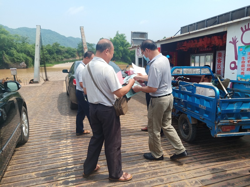崇左市港航部门工作人员到渡口渡船开展“安全生产月”宣传.jpg