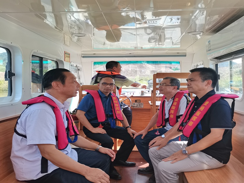 交流组乘坐工作船前往航标现场了解航道航标维护等情况.jpg