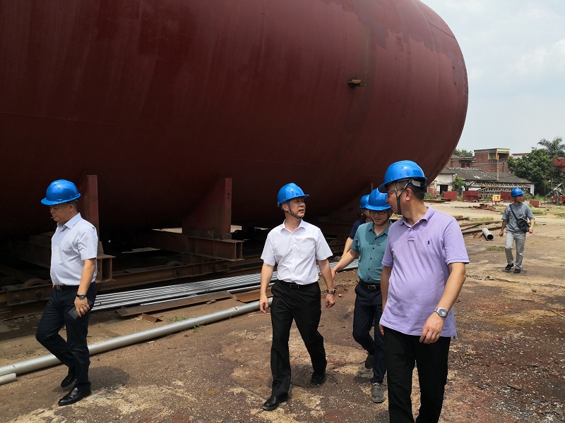 走进水泥罐体生产车间察看罐体结构生产制作过程.jpg