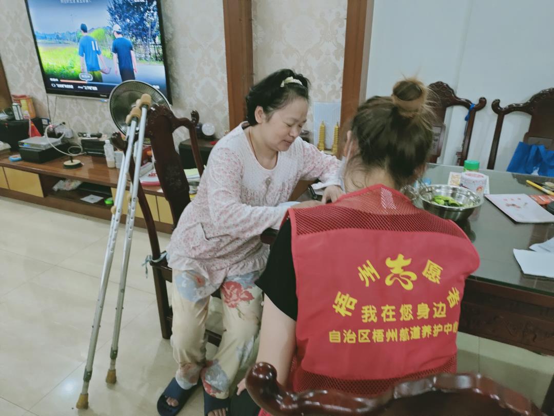 该中心青年志愿者向居民介绍接种疫苗的重要意义.jpg 该中心青年志愿者向居民介绍接种疫苗的重要意义.jpg