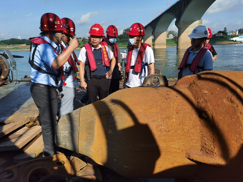 8月23日，指挥部和监理单位一行来到位于梧州西江大桥桥区航道整治施工区域，对二期No1标段开展工地检查.png