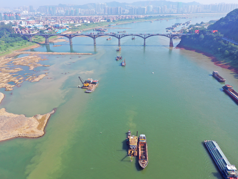 9月25日，挖泥船、钻爆船在梧州西江大桥上下游航道开展施工.png