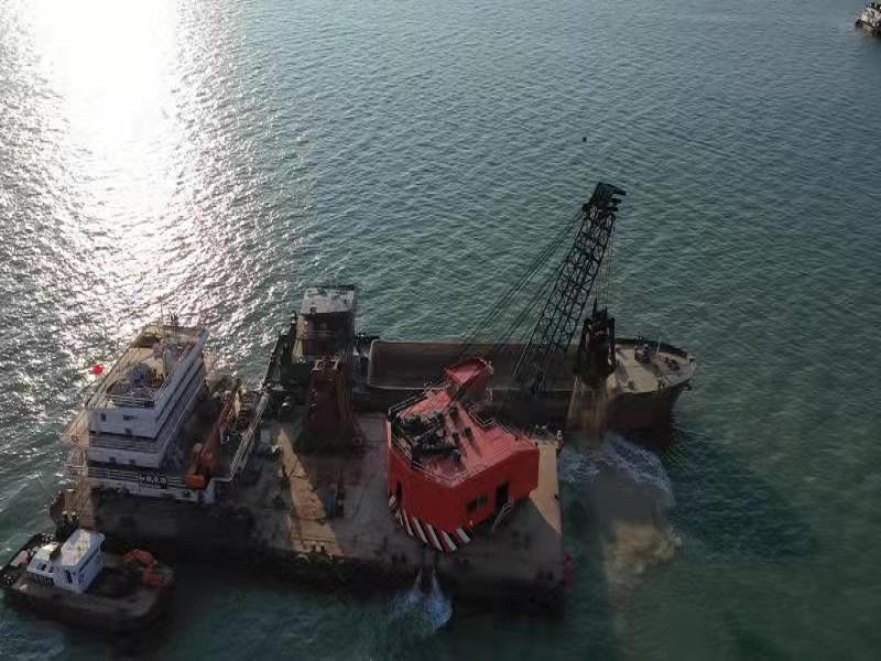 施工船舶在进行开挖施工1.jpg