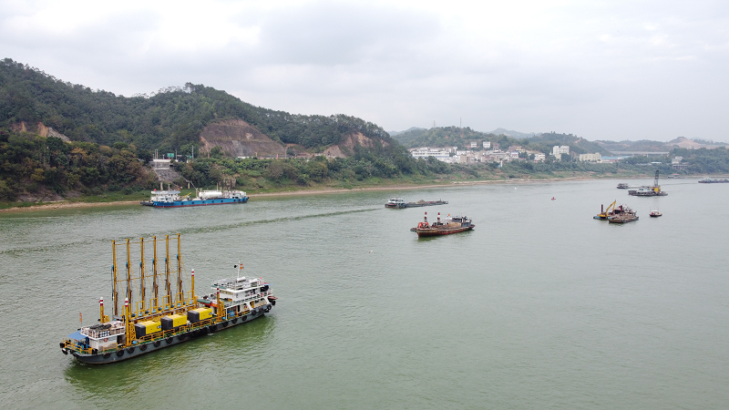 No3标段的炸礁船、挖泥船在鸡笼洲航段施工.png