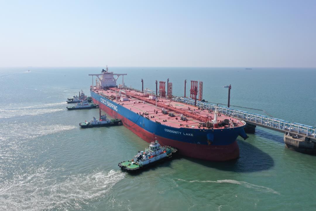 图2 30万吨级油船靠泊.jpg