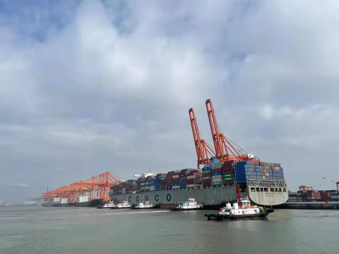 图3 15万吨级集装箱船靠泊.jpg