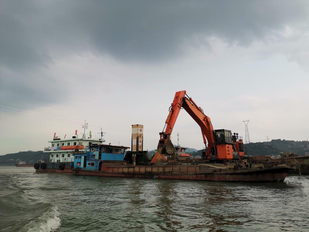 界首滩疏浚施工（杜春呈摄）.jpg