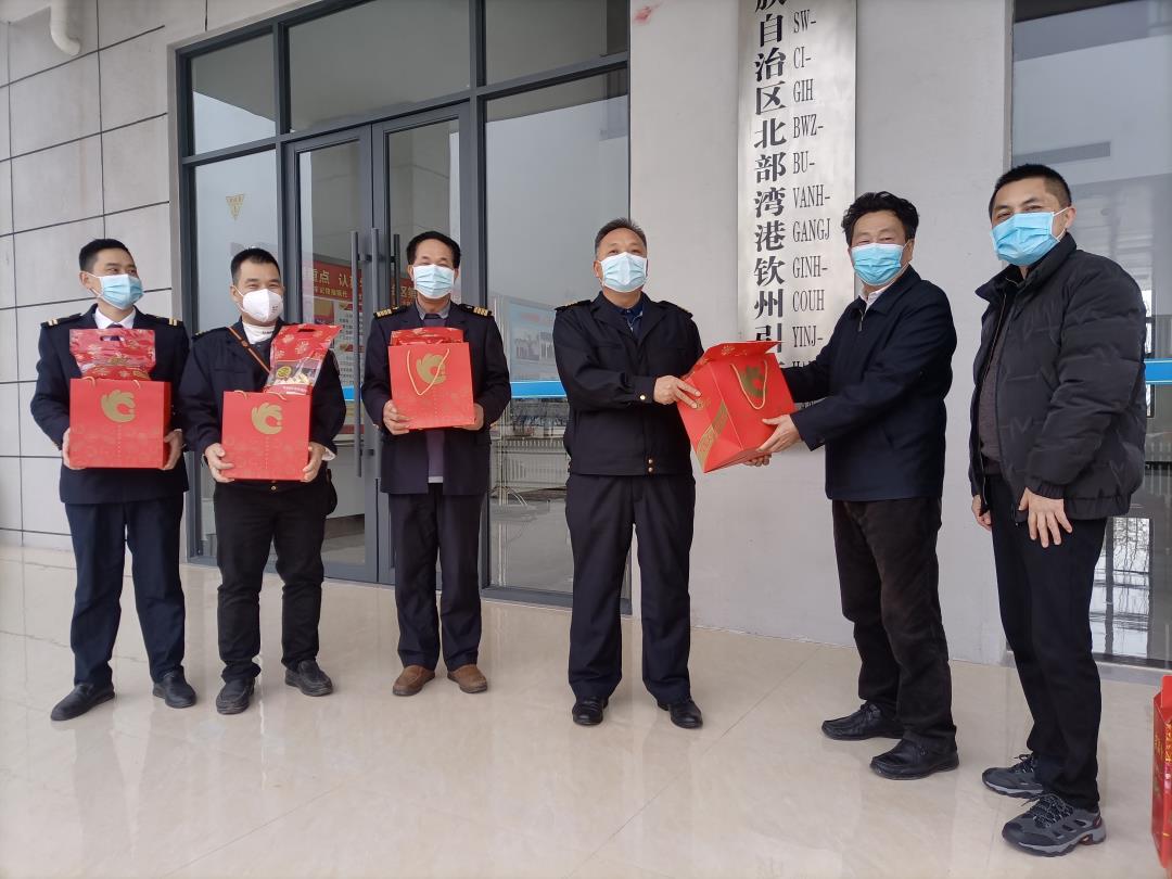 刘秉涛副主任给钦州引航站引航员发放春节慰问品2.jpg