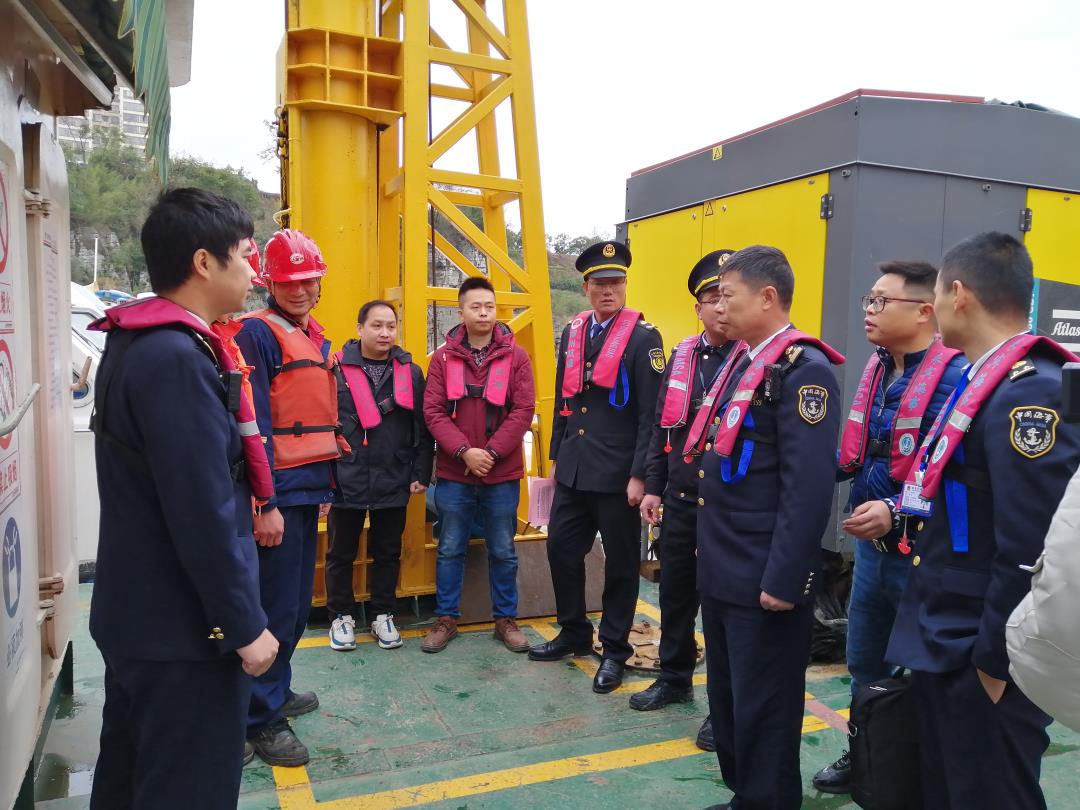 检查组正在认真听取项目施工负责人介绍安全生产管理相关情况 (2).jpg