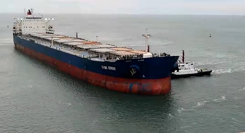 图为：引航员引领超大型船舶“埃迪”轮移泊 - 副本.jpg