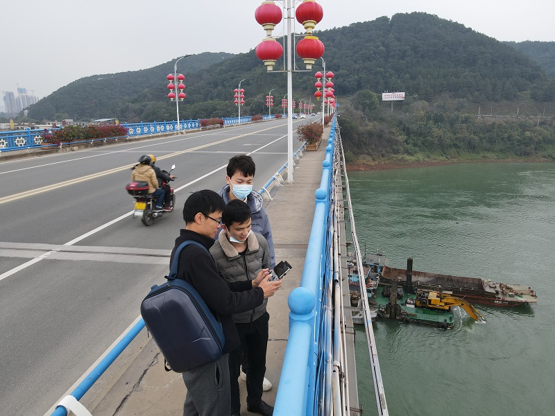 无人机驾驶员开展巡航工作 - 副本.JPG