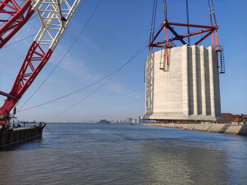 防城港榕木江西港点1-6号泊位工程沉箱吊装作业 - 副本.jpg